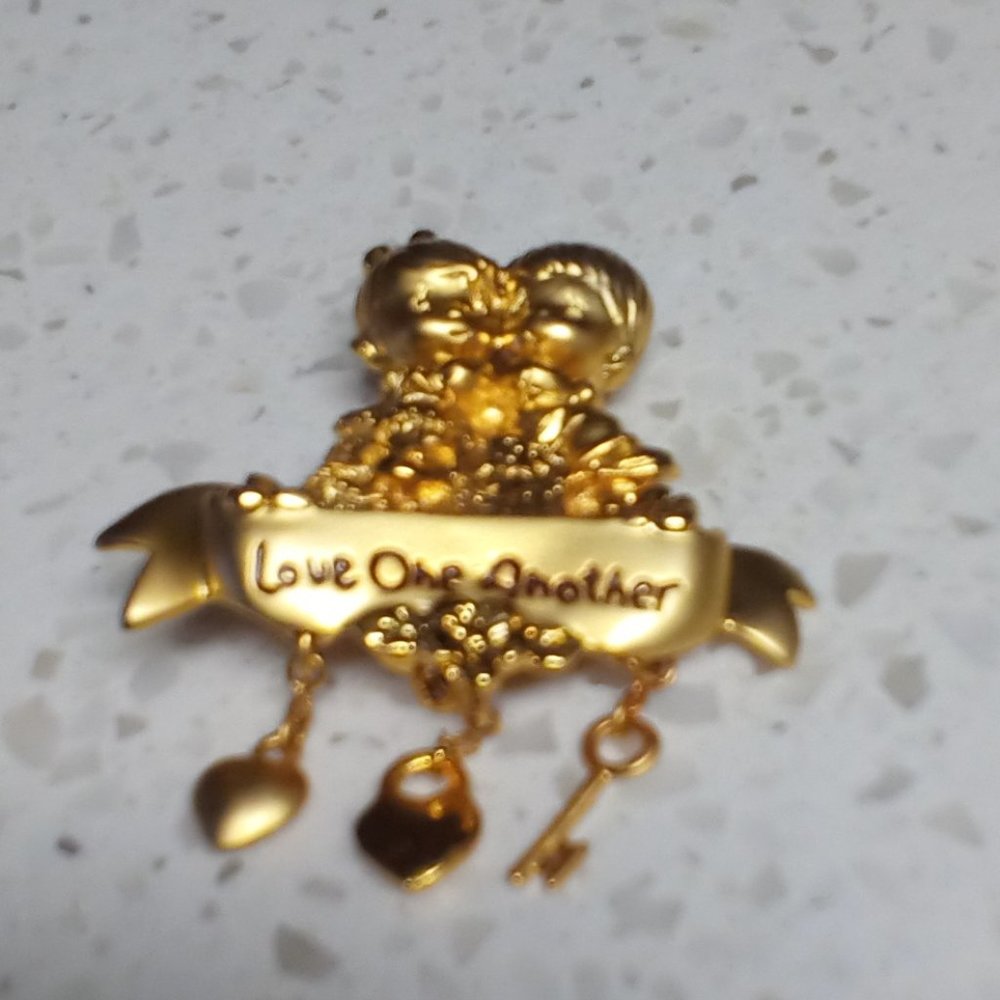 👵EUC VINTAGE PRECIOUS MOMENT'S BROOCH - Picture 1 of 3